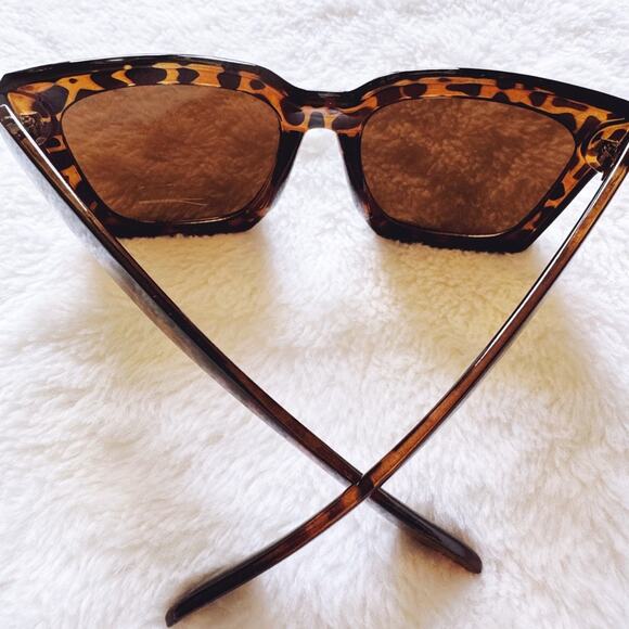 Liora Tortoise Brown Oversized Bold Sunglasses - Picture 11 of 13